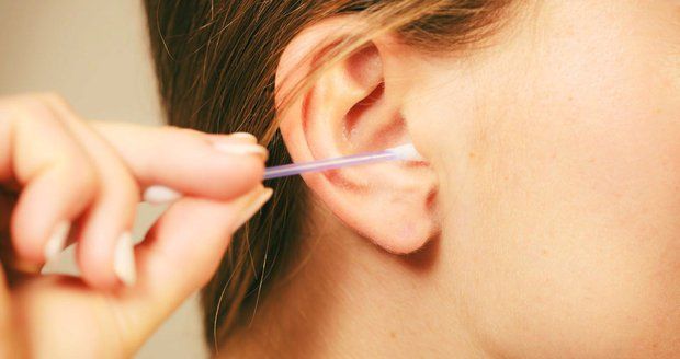 Čistíte si uši vatovými tyčinkami? Už to nikdy nedělejte, vybízejí vědci