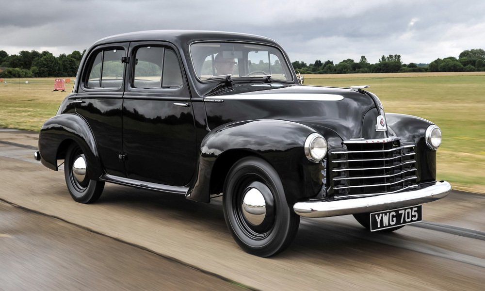 Vauxhall Wyvern LIX z roku 1948 měl světlomety zapuštěné do předních blatníků a masku chladiče se šesti vodorovnými lištami.
