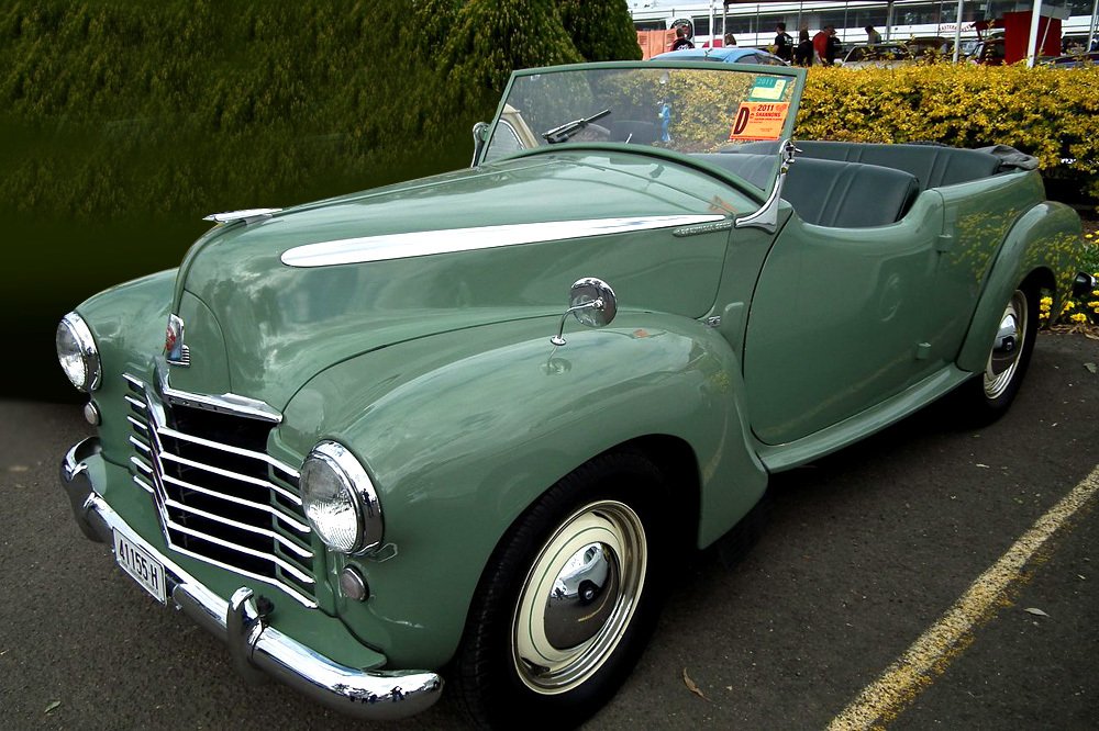 Australskou specialitou byl čtyřmístný dvoudveřový kabriolet Vauxhall Wyvern Caleche se sklopným předním oknem.