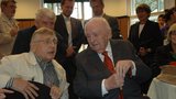 Jiří Menzel (73) poklekl před režisérem Vávrou (100)