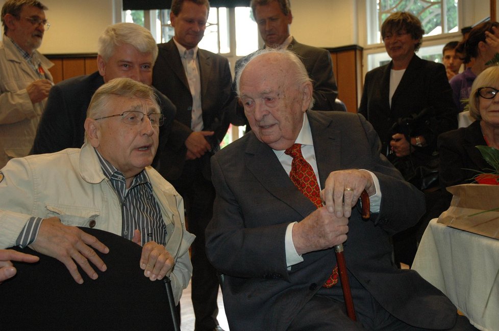 Jiří Menzel poklekl ke staršímu kolegovi