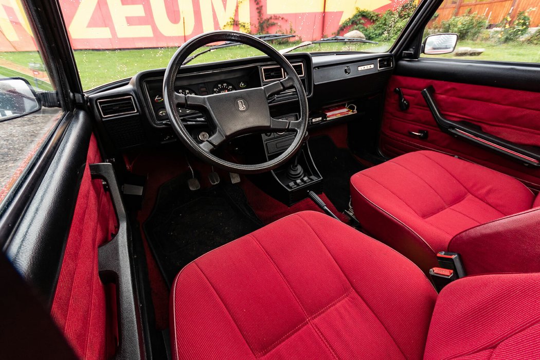 Finální modely VAZ 2107 s anatomickými sedadly, poctivým čalouněním a moderní palubní deskou se vyráběly od roku 1981. Poslední sedan přitom sjel z ruské výrobní linky až v prosinci 2012!
