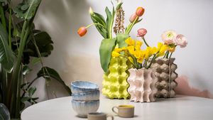 Zužitkujte plata od vajec a vyrobte si originální vázu na květiny