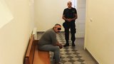 Agresor (53), který v panelákovém bytě pobodal partnerku (49), skončil ve vazbě