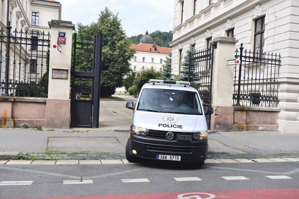 Michalu S., která zavraždila zákaznici v obchodním centru na pražském Andělu, převezli do vazby.