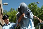 Policie odvádí pachatele do vazební věznice v Hradci Králové 