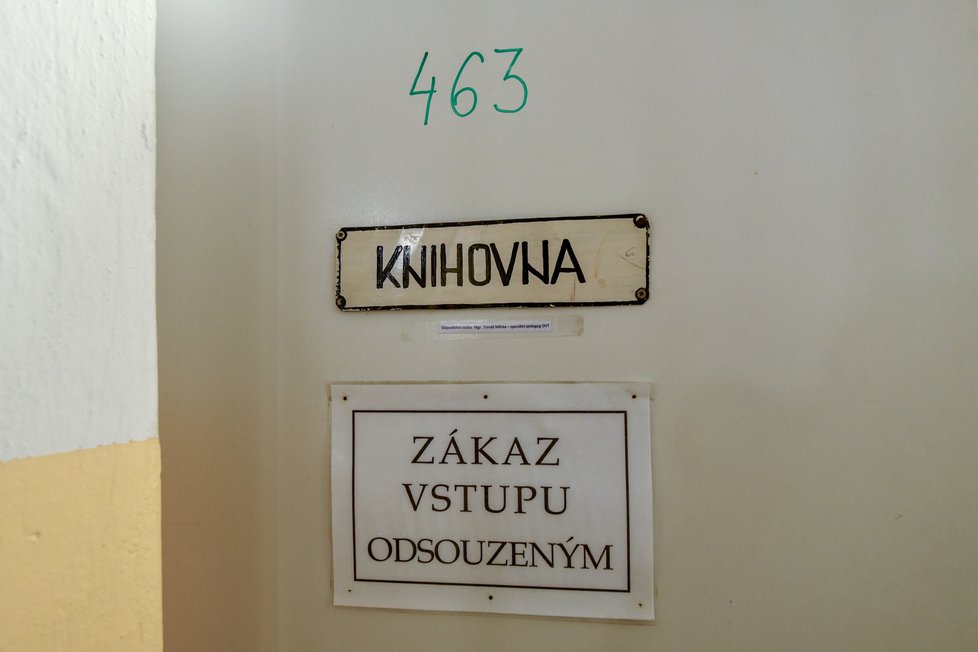 Odsouzenci do knihovny nesmí ani nahlédnout. Přehled o tom, co si mohou nebo nemohou přečíst, jim poskytuje Zdeněk v rámci vlastní katalogizace, kterou si pečlivě vede. Nejčastěji vězňům na cely dodává na objednávku knihy podle toho, kdo rád čte jaký žánr, nebo podle oblíbených autorů.