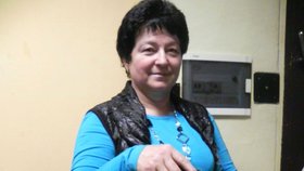 Přenosná volební urna se pronese. Členka komise Božena Honová s ní v areálu brněnské věznice nachodila kilometry