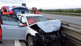 Při nedělní ranní srážce osobáku a autobusu na dálnici D2 se zranili čtyři lidé.