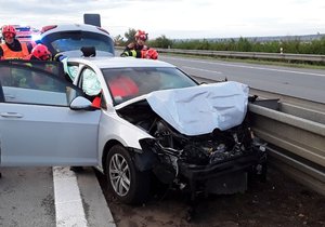 Při nedělní ranní srážce osobáku a autobusu na dálnici D2 se zranili čtyři lidé.