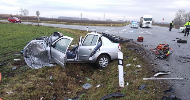 Zraněnou ženu vyprostili ze zdemolovaného vozu hasiči, poté ji záchranáři úspěšně resuscitovali.