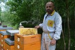 Včelstva má Robert Pavlosek rozestavěná po celém Moravskoslezském kraji. Včelaření je u nich rodinná tradice.