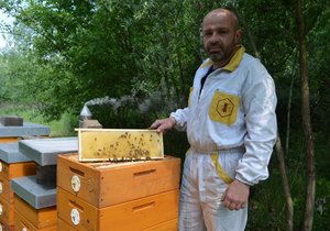 Včelstva má Robert Pavlosek rozestavěná po celém Moravskoslezském kraji. Včelaření je u nich rodinná tradice.