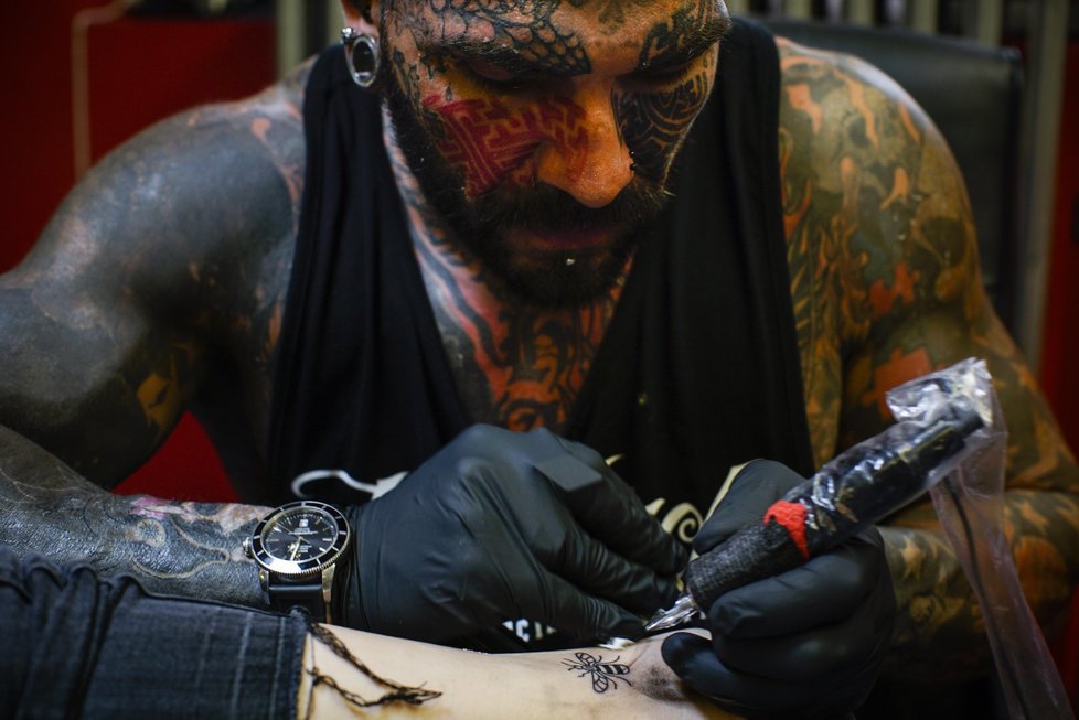 Pro tetování včely si přišly stovky lidí.