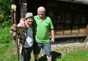 Ludvík Jurzykowski z Dolní Lomné u svých úlů a šéf tamních včelařů Miroslav Poništ.