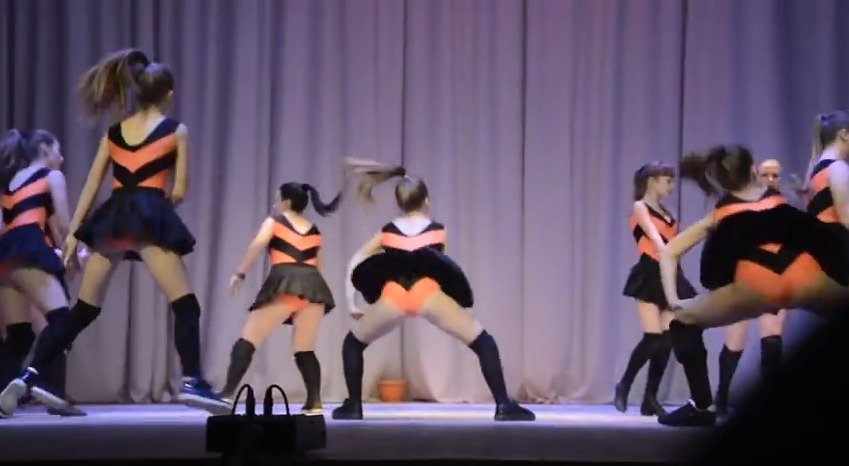 Dívky tančí twerk, který proslavila zpěvačka Miley Cyrus.