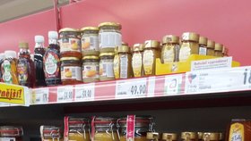 Závadný med od Včelpa se na pultech obchodů objevoval ještě dlouho po zákazu