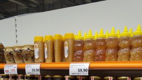 V některých obchodech po republice je závadný med od včelpa pořád k mání.