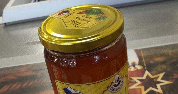 V některých obchodech po republice je závadný med od včelpa pořád k mání.