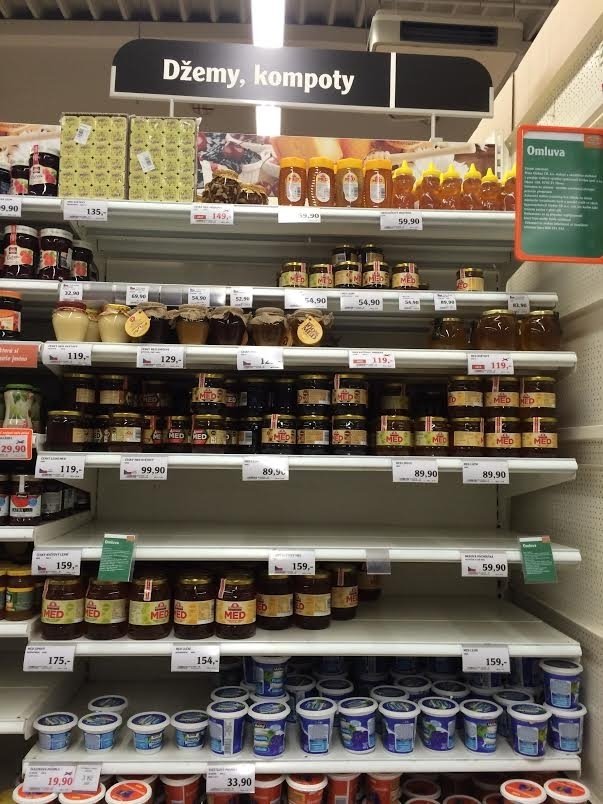 V některých obchodech po republice je závadný med od Včelpa pořád k mání.