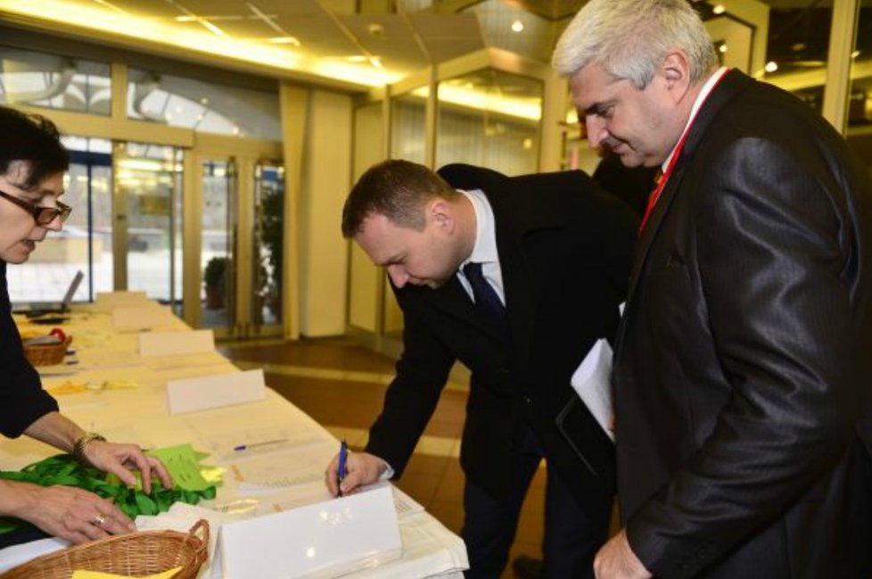 Ministr Jurečka se zapisuje do prezenční listiny.