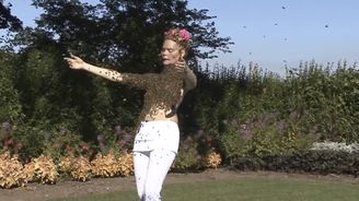 Nahá žena tancuje s 12 tisící včelami na těle