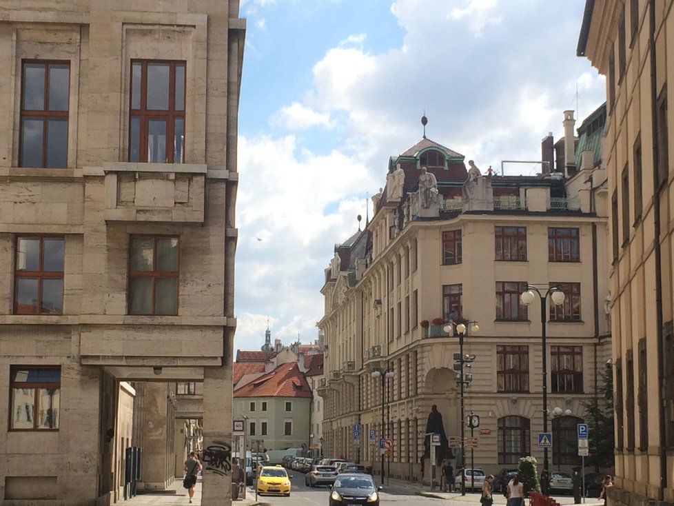 Úly na střeše magistrátu jsou dobře vidět i z Platnéřské ulice.