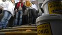 Včelaři protestují s tunami medu, který je kontaminovaný glyfosátem před německým ministerstvem zemědělství.