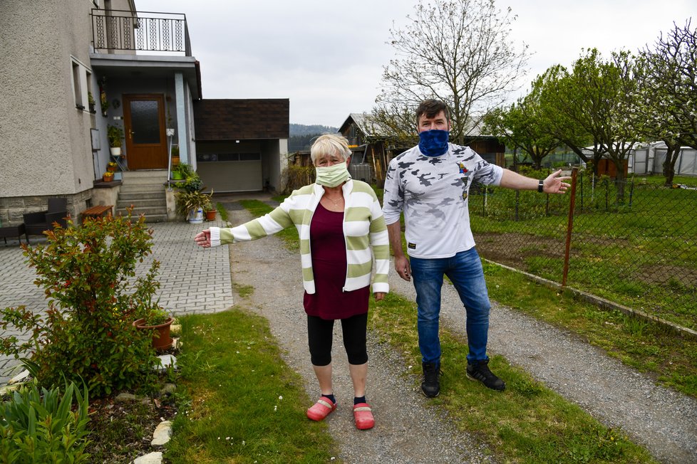 Paní Milena Tomášová se svým  synem Petrem. „Se sousedem  a včelami bojujeme už tři roky  a už opravdu nevíme, kam se  obrátit pro pomoc,“ říkají. 