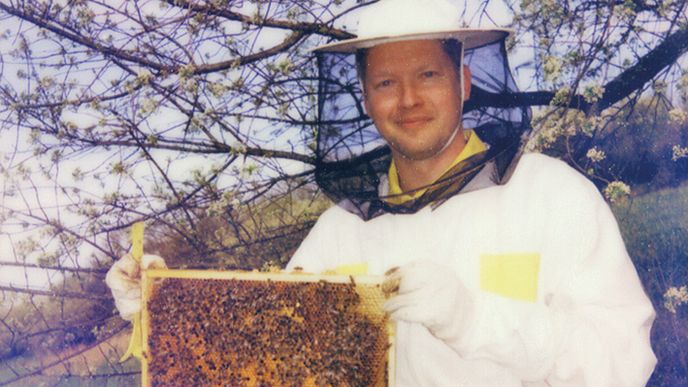 Včelám je nejlépe, pokud jsou minimálně rušeny, říká spolumajitel Trenýrkárny a včelař Adam Rožánek.