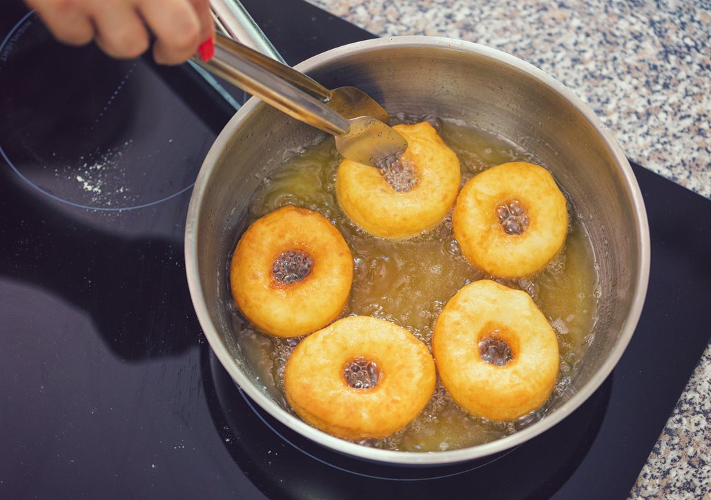 Vdolečky můžete smažit v hrnci s olejem nebo ve fritéze.