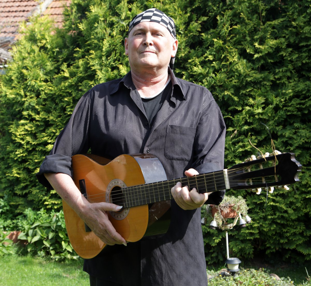 Bob Frídl s kytarou. 
