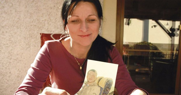 Vdova po Vladimíru Šťovíčkovi s jeho fotografií