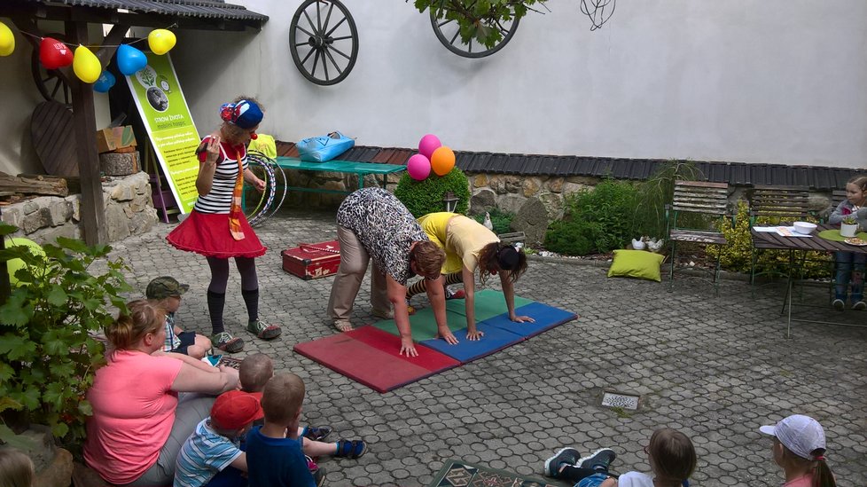 Ve Stromečku rozhodně děti nemají čas smutnit po rodinných příslušnících, kteří je navždy opustili.