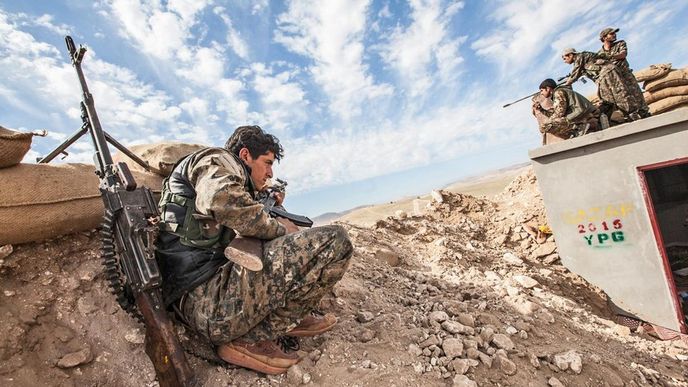 Ve chvíli nejtěžší zasahují Kurdy přivolané koaliční letouny a bombardují pozice IS.
