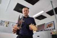 Instruktor vězeňské služby o prohlídkách: Žena chtěla pronést mimino v tašce, vězni zas telefony menší než sirky!