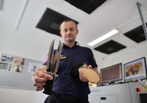 Instruktor vězeňské služby o prohlídkách: Žena chtěla pronést mimino v tašce, vězni zas telefony menší než sirky!