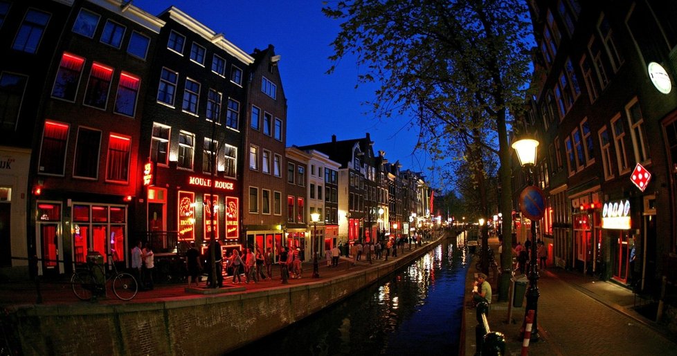 Pohled na amsterdamskou Red Light District (uličku červených luceren).