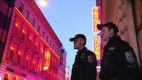 Strážníci městské policie hlídkující v nechvalně známé ulici Ve Smečkách. Nyní zde budou mít i služebnu