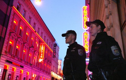 Policisté budou sousedit s nevěstinci: Stěhují se do Smeček