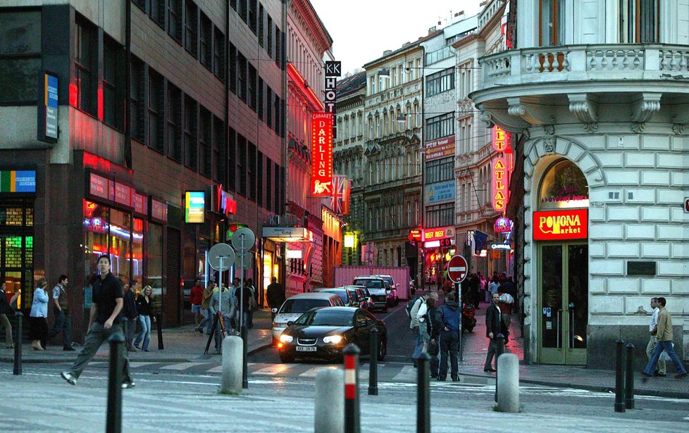 Ulice Ve Smečkách v centru Prahy z pohledu od Václavského náměstí
