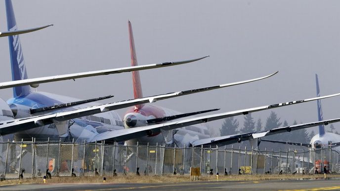 Ve Spojených státech mají Dreamliner jen United Airlines, které provozují šest těchto strojů. Svá tři letadla zatím vyřadila z provozu i společnost LAN z Chile. Zakázky má Boeing na více než 800 dreamlinerů.