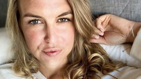 Právnička Eve Tilleyová-Coulsonová nabízí víc 107 tisíc Kč tomu, kdo jí najde manžela.