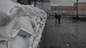 Ve výčtu atmosférických jevů a jejich následků nechybějí vysoké záplavové vlny a vítr o síle přes sto kilometrů v hodině, bílá tma ve virginských horách, protržená přehrada v New Jersey či exploze transformátoru na Manhattanu. Nejméně šestnáct lidí takzvaná superbouře zabila, statisíce byly evakuovány a hmotné škody půjdou do miliard.  (Foto Profimedia)