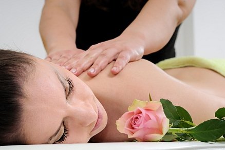 Ve wellness centrech si můžete dopřát nejrůznější typy masáží.
