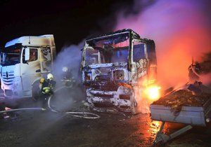 Hasiči likvidovali požár kamionů v ulici Ve Žlíbku.