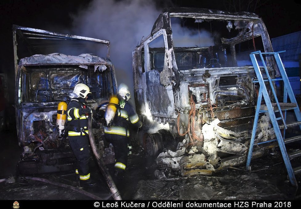Hasiči likvidovali požár kamionů v ulici Ve Žlíbku.
