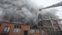 Ve Zlíně došlo k velké katastrofě. Hasiči zasahovali u velkého požáru skladové budovy společnosti HP Tronic Zlín v areálu bývalého Svitu ve Zlíně.  (Foto ČTK)