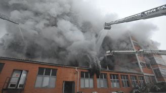 V Litvínově hoří hala firmy Celio. Odhadovaná škoda je sto milionů