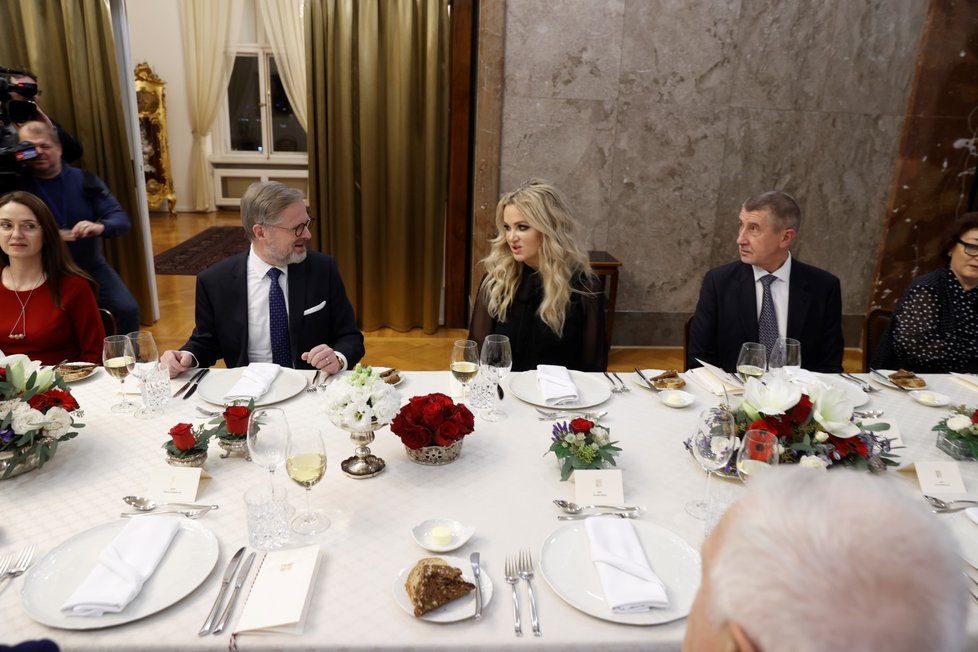 Expremiéři na slavnostní večeři premiérů Česka, na snímku premiér Petr Fiala (ODS) a Andrej Babiš (ANO) s manželkou Monikou  (2.1.2023)